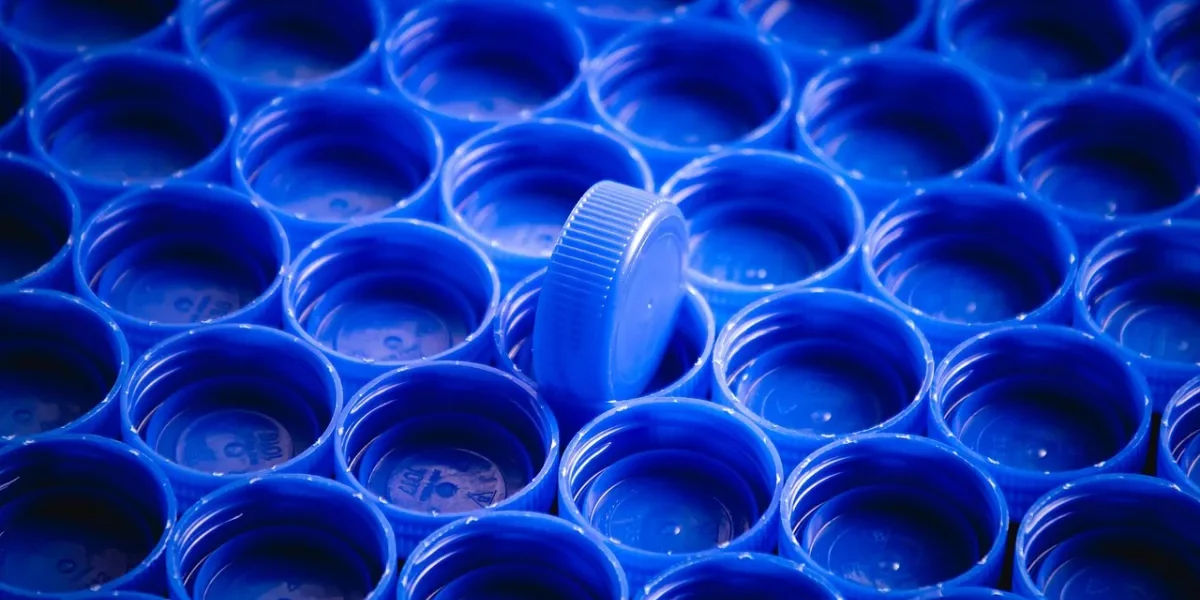 Kody recyklingu 1-7 — jak czytać oznaczenia na plastikowych opakowaniach