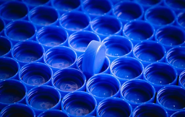 Kody recyklingu 1-7 — jak czytać oznaczenia na plastikowych opakowaniach