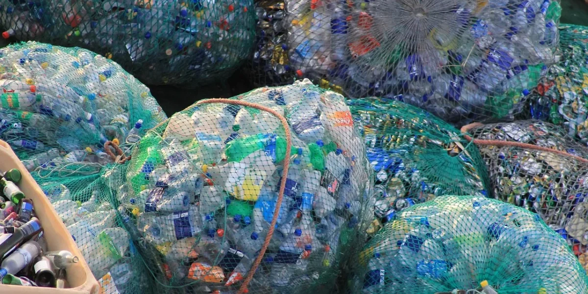 PET — recykling butelek krok po kroku: od zbiórki do nowego opakowania