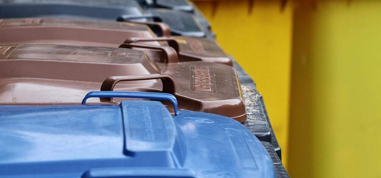 Segregacja odpadów w Polsce — pełny przewodnik po kolorach pojemników 2026