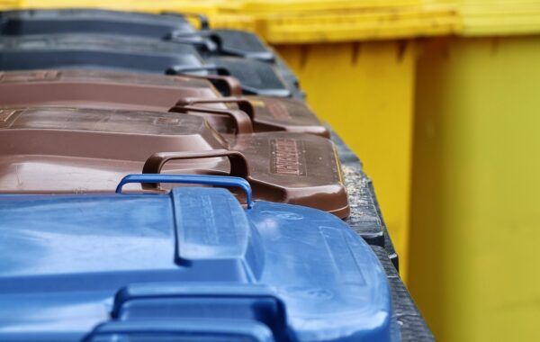 Segregacja odpadów w Polsce — pełny przewodnik po kolorach pojemników 2026