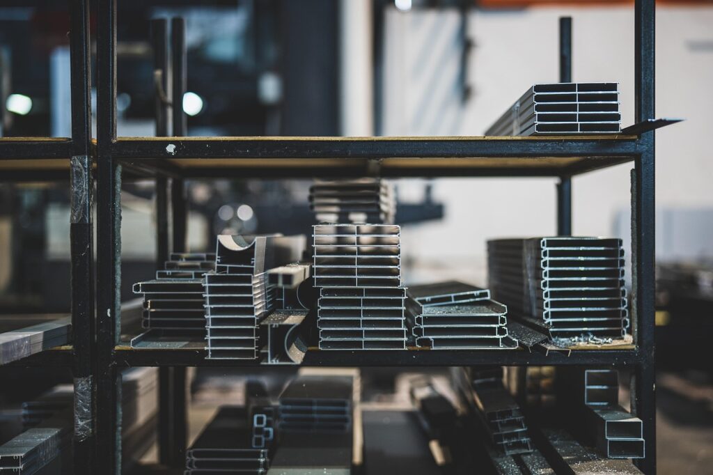 Magazyn sortowni odpadów z belami surowców