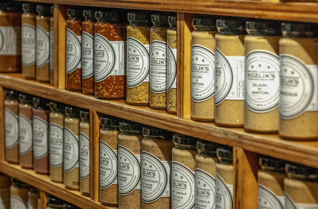 Produkty na półkach sklepowych z opakowaniami